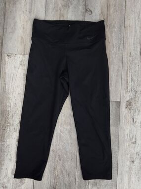 Nike Black Women's High-Waist Performance Capri Leggings